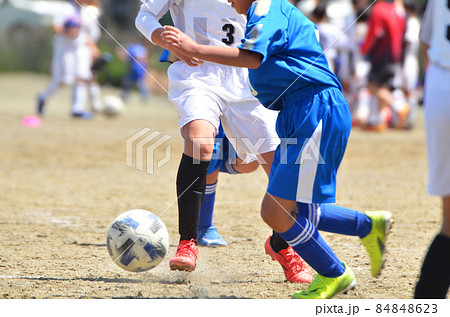 少年サッカーの試合 54 ドリブルする選手 の写真素材