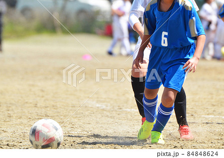 少年サッカーの試合 55 ドリブルする選手 の写真素材