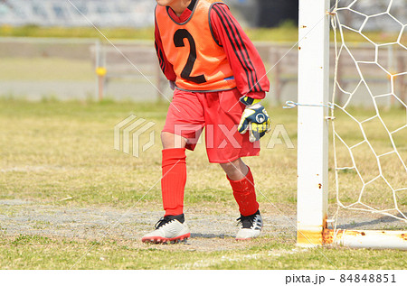少年サッカーの試合＜56＞（ゴールを守るゴールキーパー） 84848851