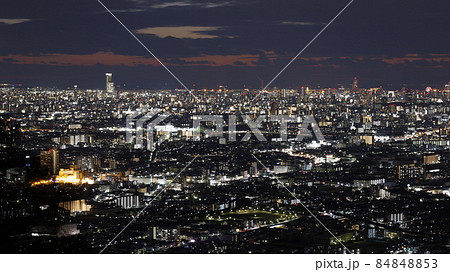 河内飯盛山の頂上付近にある展望台から見た大阪夜景、あべのハルカスや天保山大観覧車 84848853