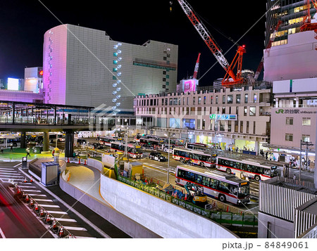 夜の渋谷駅西口風景 84849061
