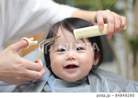 ママに前髪を切って貰う赤ちゃんの女の子 84849260