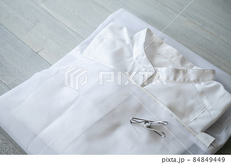 洗濯ネット　白いシャツの洗濯イメージ素材 84849449