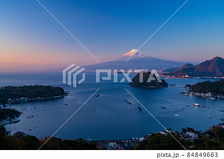 （静岡県）沼津市内浦の海越しに富士山 84849663