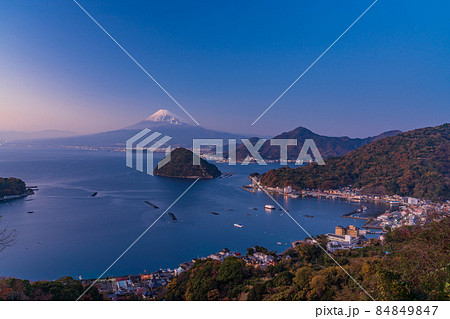 （静岡県）沼津市内浦の海越しに富士山 84849847