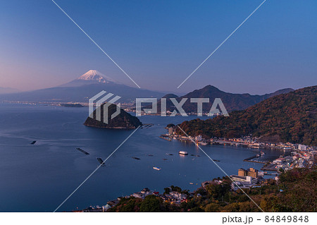 （静岡県）沼津市内浦の海越しに富士山 84849848