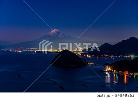 （静岡県）沼津市内浦の海越しに富士山 84849862