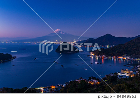 （静岡県）沼津市内浦の海越しに富士山 84849863