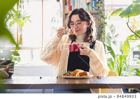 スープを飲む若い女性 84849933