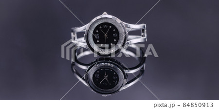 Women's watch in the original metal case 84850913