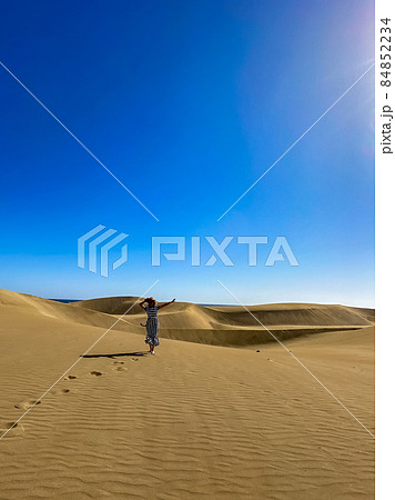 Silhouette of a woman in the desert, footprints in the sand 84852234