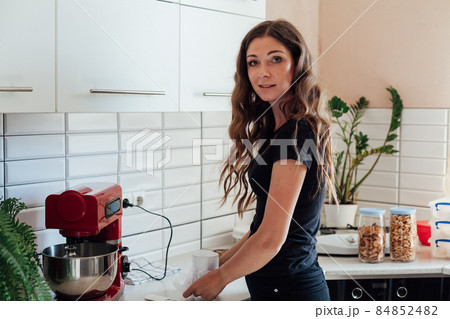 woman housewife cooks sweet cake desserts in the kitchen 84852482
