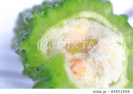 ゴーヤに食害する虫(ウリノメイガ、ワタヘリクロノメイガ) ゴーヤに食害する虫(ウリノメイガ、ワタヘリクロノメイガ) 84852608