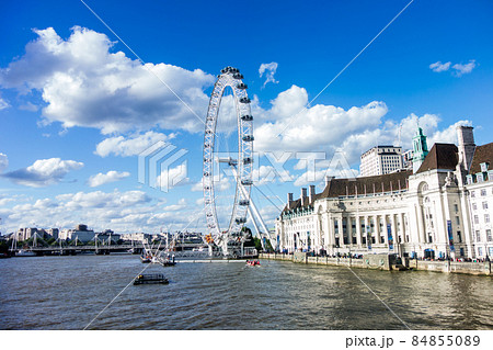 ロンドンのテームズと脇に立つ大観覧車のロンドンアイ 84855089