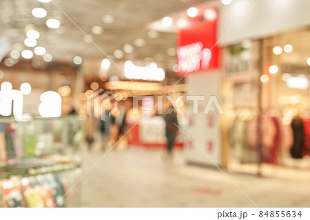 Blurry soft and out of focus people in the hypermarket. High quality photo 84855634