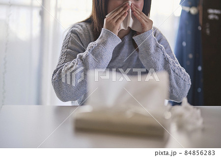 花粉症で鼻水が止まらない女性 84856283
