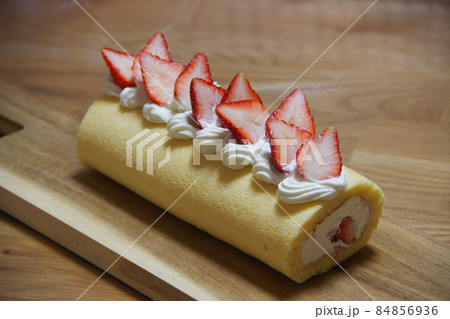 苺のロールケーキ 84856936