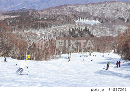 スキー場 初滑りを楽しむ人々 【長野県 野沢温泉スキー場】 スキー場 初滑りを楽しむ人々 【長野県 野沢温泉スキー場】 84857261