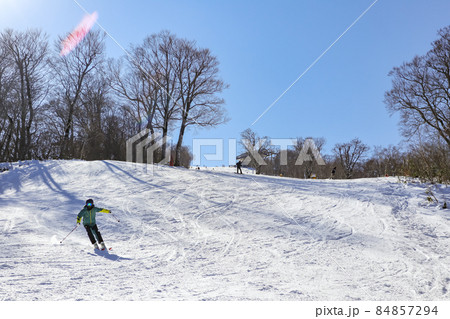 スキー場 初滑りを楽しむ人々 【長野県 野沢温泉スキー場】 スキー場 初滑りを楽しむ人々 【長野県 野沢温泉スキー場】 84857294