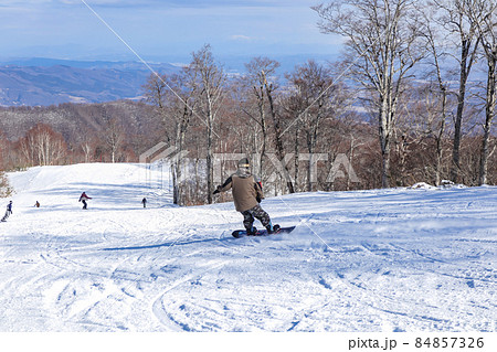 スキー場 初滑りを楽しむ人々 【長野県 野沢温泉スキー場】 スキー場 初滑りを楽しむ人々 【長野県 野沢温泉スキー場】 84857326
