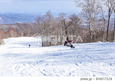 スキー場　初滑りを楽しむ人々　【長野県　野沢温泉スキー場】 84857328