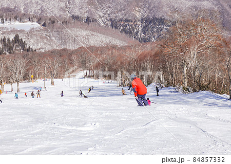スキー場　初滑りを楽しむ人々　【長野県　野沢温泉スキー場】 84857332