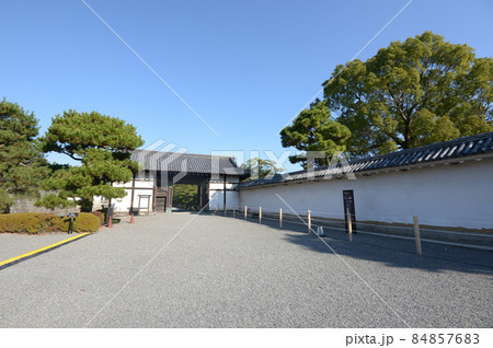 秋の二条城　桃山門　京都市中京区 84857683