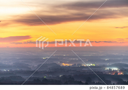 茨城県かすみがうら市　朝靄霞む三ツ石森林公園の朝 84857689