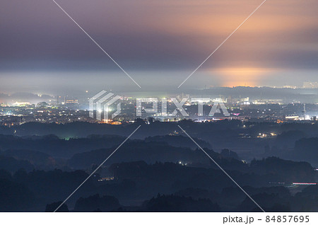 茨城県かすみがうら市　朝靄霞む三ツ石森林公園の朝 84857695