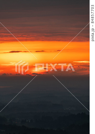 茨城県かすみがうら市　三ツ石森林公園の朝焼け 84857703