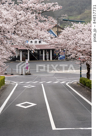 島根県雲南市　春の木次駅 84857731