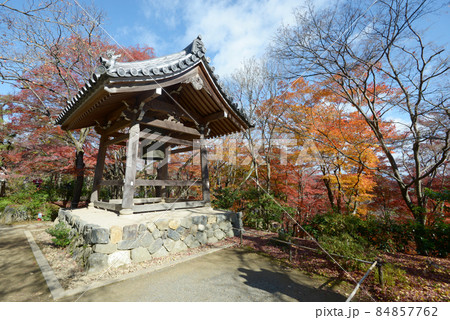 秋の常寂光寺　鐘楼　京都市右京区嵯峨 84857762