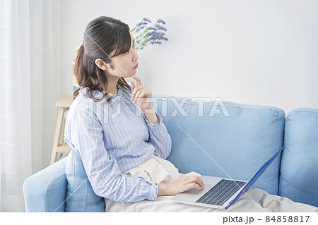 女性 パソコン リビング 考える 女性 パソコン リビング 考える 84858817