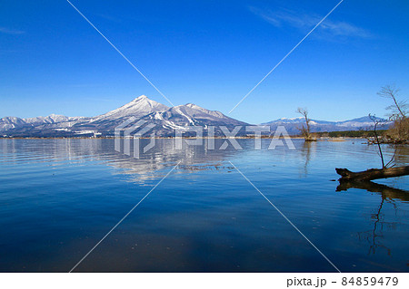 磐梯山と猪苗代湖（福島県・猪苗代町・天神浜） 84859479