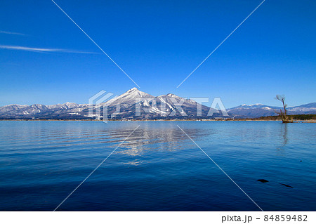 磐梯山と猪苗代湖(福島県・猪苗代町・天神浜) 磐梯山と猪苗代湖(福島県・猪苗代町・天神浜) 84859482