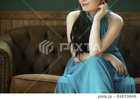 緑のドレスの女性 緑のドレスの女性 84859846