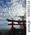 鱗雲と鳥居 84860216