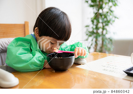 遊び疲れてご飯の最中に寝落ちするかわいい幼児 84860342