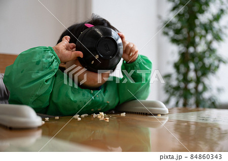 これが俺の実力だ！！と一滴残さずご飯を飲み干す幼児	 84860343