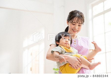 保育園やシッターのイメージに使いやすい写真  左にコピースペースあり 84860344