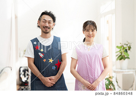 保育士の求人などに使える男性と女性の保育士さんのイメージ　コピースペースあり 84860348