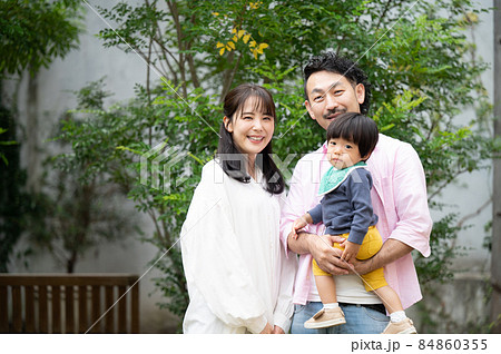 幸せな家族　庭でのポートレート カメラ目線  コピースペースあり	 84860355