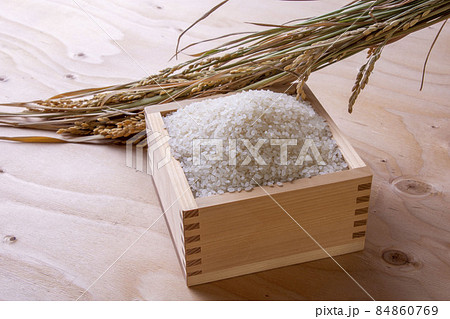 升に入った秋の新米 84860769