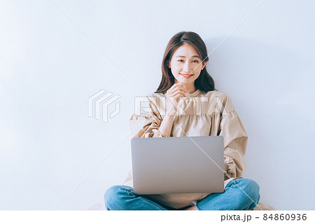 部屋でパソコンを使う女性 84860936