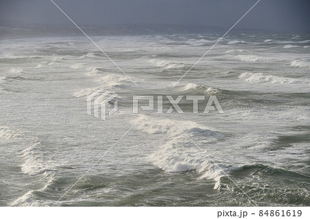 冬の北海道乙部町で大しけの日本海の風景を撮影 冬の北海道乙部町で大しけの日本海の風景を撮影 84861619