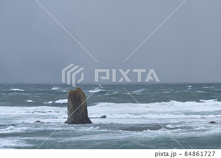 冬の北海道江差町で大しけの日本海の風景を撮影 84861727