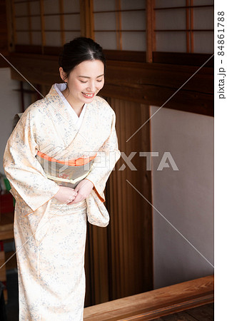 温泉宿のとても美人な若女将風　縦 84861788