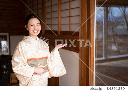 カメラ目線で微笑む美人な着物の似合う日本人女性 84861830
