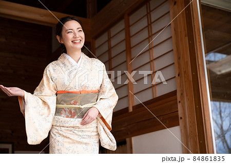 オススメのポーズで微笑む美人な着物の似合う日本人女性 84861835