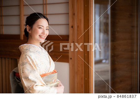 微笑む美人な着物の似合う日本人女性 84861837